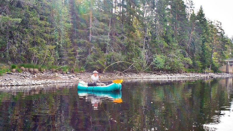 Pontonerne og vandlinien ikke længere end at båden let manøvreres med svømmefødderne!