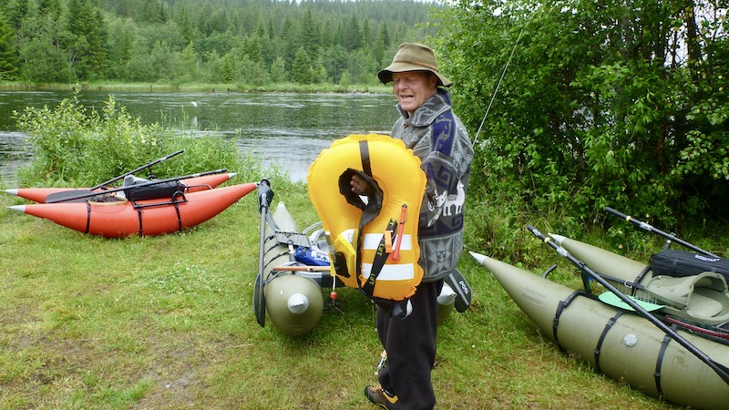 Pontonbåden er et sikkert fartøj, men husk redningsvesten!